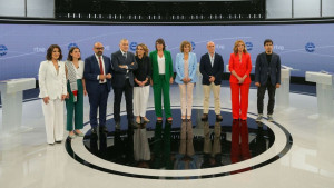 <p>Los candidatos de las elecciones europeos, junta al presentador del debate, Xabier Fortes, en TVE. /<strong> RTVE</strong></p>