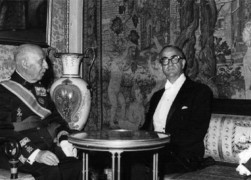 <p>El embajador estadounidense Wells Stabler presenta sus credenciales ante Franco en 1975.</p>