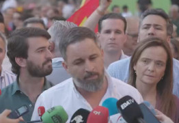 <p>El líder de Vox, Santiago Abascal, atiende a los medios de comunicación en junio de 2023. A la izquierda de la imagen, Juan García-Gallardo, vicepresidente de la Junta de Castilla y León. / <strong>Redes sociales</strong></p>