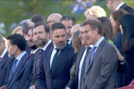 <p>Santiago Abascal y Alberto Núñez Feijóo, durante el desfile del 12 de octubre de 2022. / <strong>RTVE</strong></p>
<p> </p>