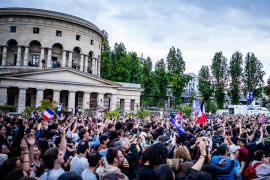 <p>Cientos de ciudadanos franceses se reúnen en la plaza Stalingrado (París) para celebrar los resultados electorales, la noche del 7 de julio. / <strong>Jean-Luc Mélenchon FB</strong></p>