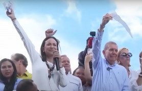 <p>Los opositores venezolanos María Corina Machado y Edmundo González saludan a la multitud en un acto electoral reciente. /<strong> RTVE</strong></p>