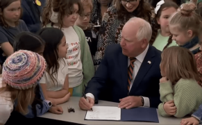 <p>Tim Walz firmando el programa estatal que garantizaba desayunos y almuerzos gratis a todos alumnos de la escuela pública. / <strong>X</strong></p>