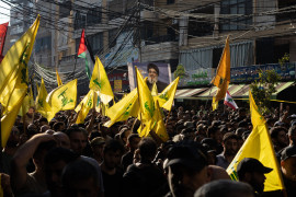 <p>Un poster de Hasán Nasrala, líder de Hezbolá, en la procesión que acompaña al féretro de Fuad Shukur, alto comandante de la milicia asesinado en un ataque israelí en Beirut. / <strong>M. M.</strong></p>