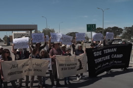 <p>Ciudadanos israelís se manifiestan contra las detenciones frente al campo de concentración de Sde Teiman. / <strong>CNN</strong></p>