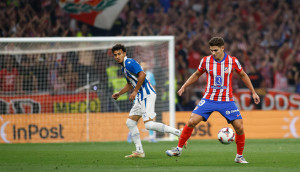 <p>Julián Álvarez controla un balón ante la mirada de El Hilali. / <strong>Ángel Gutiérrez (Club Atlético de Madrid)</strong></p>