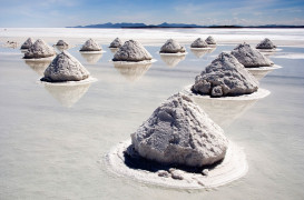 <p>Pilas de sal en el Salar de Uyuni (Bolivia), el mayor desierto de sal del mundo. / <strong>Luca Galuzzi - galuzzi.it, via Wikimedia Commons</strong></p>