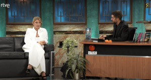 <p>David Broncano entrevista a Najwa Nimri en <em>La revuelta</em>. / <strong>RTVE</strong></p>