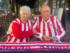 <p>Nieves Medrano y Andrés Serrano, fieles aficionados del Atlético de Madrid, durante la entrevista. / <strong>R.U.</strong></p>