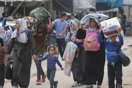 <p>Palestinos llegando a Gaza tras huir del campamento de Yabalia. 6 de octubre de 2024. / <strong>Omar El-Qataa</strong></p>