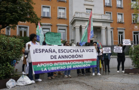 <p>Exiliados annoboneses reivindican la libertad de la isla en Madrid durante el verano de 2024. / <strong>Gobierno de Annobón en el exilio</strong></p>