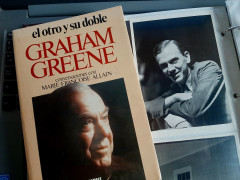 <p>Un ejemplar de 'El otro y su doble', biografía de Graham Greene en conversaciones con Marie-Françoise Allain y una foto del escritor en su juventud. / <strong>H.J.R.</strong></p>