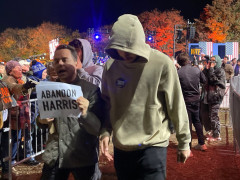 <p>Militantes propalestinos denunciaron la “hipocresía” del Partido Demócrata en el mítin de Kamala Harris en Ann Arbor (Michigan). / <strong>E.B. </strong></p>