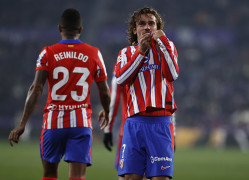 <p>Griezmann besa el escudo, tras marcar el cuarto tanto. / <strong>CAM</strong></p>