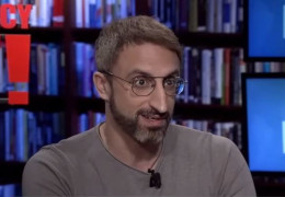 <p>El presentador, activista y cineasta palestino Rami Younis en una entrevista reciente con Democracy Now! / <strong>Youtube</strong></p>