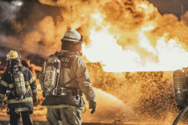 <p>Bomberos de Guayaquil (Ecuador) intentan apagar un incendio forestal. / <strong>Milton Moreira</strong></p>