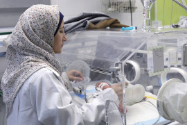 <p>Una enfermera revisa a uno de los bebés prematuros ingresados en UCI neonatal del Hospital Nasser, en Jan Yunis, Gaza. / <strong>Nour Alsaqqa</strong></p>