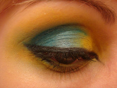 <p>Maquillaje con sombra de ojos azul y amarilla. / <strong>Deborah Austin, CC BY 2.0 (Wikimedia Commons)</strong></p>