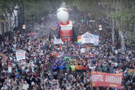 <p>Cientos de ciudadanos se manifiestan en la Marcha Federal del Orgullo Gay de Buenos Aires, el sábado 1 de febrero. / <strong>Clarín</strong></p>