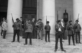 <p>Manifestación armada del Partido Pantera Negra en el Estado de California, en mayo de 1967. /<strong>Archivos del Estado de Washington</strong></p>