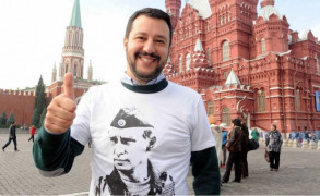 <p>El líder ultraderechista Matteo Salvini, con una camiseta de Putin delante del Kremlin, en 2018. El italiano ha borrado esta foto de sus redes sociales.</p>
<p style=