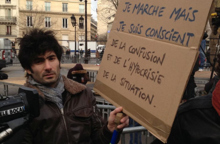 Un manifestante en la Plaza Léon Blume de París.