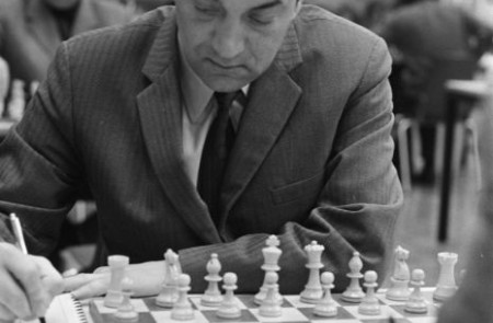 Víktor Korchnói jugando una partida de ajedrez en Amsterdam (1972).