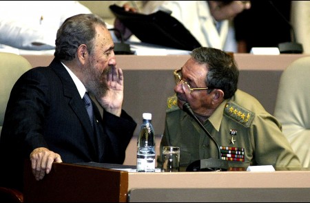 Fidel y Raúl Castro, en una imagen tomada en 2005.