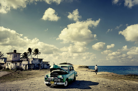 Son habituales los coches de los años 40 y 50 en las carreteras cubanas. Algunos, como este en la playa de Guanabo, no funcionan.