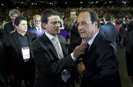 Francois Hollande con su entonces jefe de comunicación, Manuel Valls, en Le Bourget, el 22 de enero del 2012.