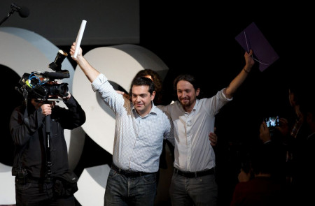 Pablo Iglesias (derecha), secretario general de Podemos, y Alexis Tsipras, líder de Syriza, durante la presentación de Podemos en Madrid.