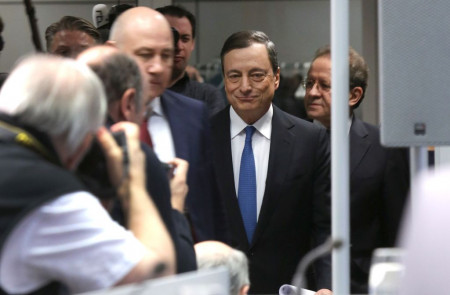  Mario Draghi llega a su conferencia de prensa y es recibido como una estrella del rock.