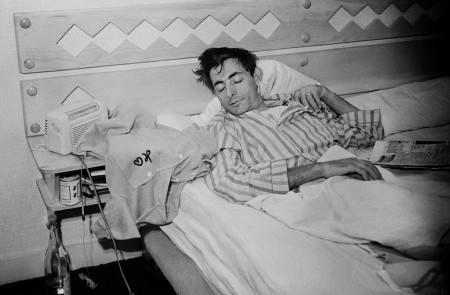 Fausto Coppi duerme la siesta al lado de su maillot amarillo, durante el Tour de Francia de 1952.