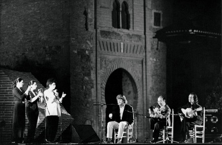 Enrique Morente acompañado a la guitarra por Juan y Pepe Habichuela en la Plaza de los Aljibes, La Alhambra, Granada, en 1994.