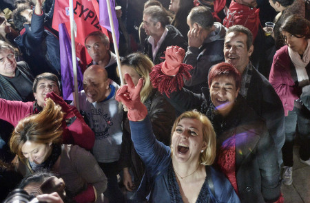 Seguidores de Alexis Tsipras celebran su victoria, la noche electoral del pasado 25 de enero.