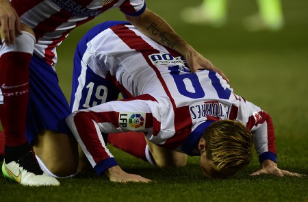 Fernando Torres besa el suelo después de marcar un gol, en el partido de ayer, en el estadio Vicente Calderón.