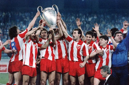 Los jugadores del Estrella Roja celebran la Copa de Europa ante el Olympique de Marsella, el 29 de mayo de 1991 en Bari