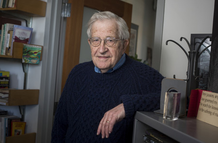 <p>Noam Chomsky, en su despacho del MIT, en Boston, en febrero de 2015.</p>