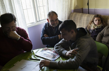 La familia de Josefa Espada, 60 años, espera la ejecución del desahucio. Avaló a su hijo en la compra de una casa que no pudo pagar cuando se quedó en paro y fue desahuciado. Beniajan, 2012.
