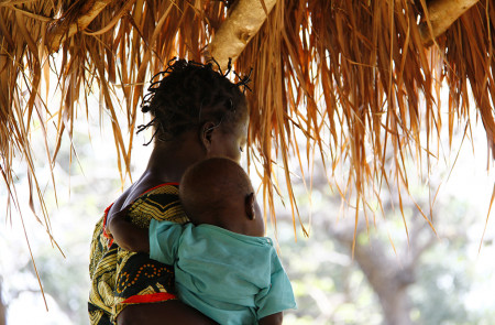 Víctima de violencia de género con su hijo en una aldea cercana a la ciudad de Bossangoa.
