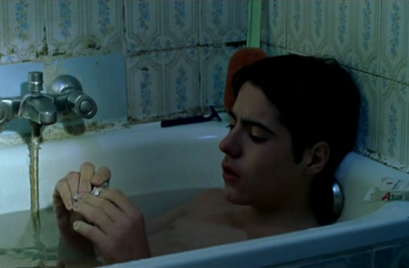 Biel Durán, interpreta a David, un tímido e introvertido adolescente, forofo del Atlético, en 'Más pena que gloria'.