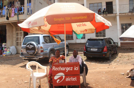 Gislaine, vendedora de unidades telefónicas en Bukavu, vio reducirse sus ganancias cuando se bloqueó el envío de SMS.