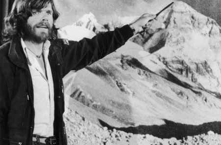 Reinhold Messner apunta a una fotografía del Everest, después de su ascenso sin oxígeno suplementario, en 1980.