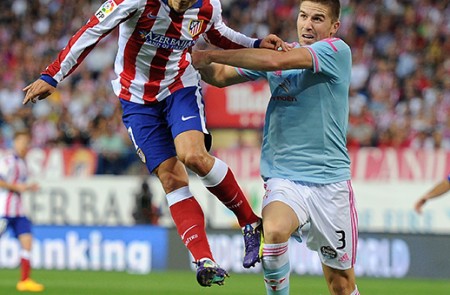 Antoine Griezmann quita el balón, de un cabezazo, a Andreu Fontàs del Celta de Vigo durante un partido de la liga pasada en el Vicente Calderón.