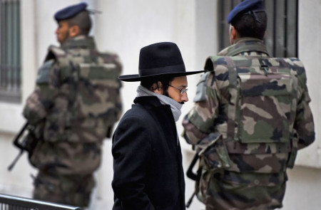 Soldados patrullan la puerta de un colegio judío en el barrio Le Marais de París.
