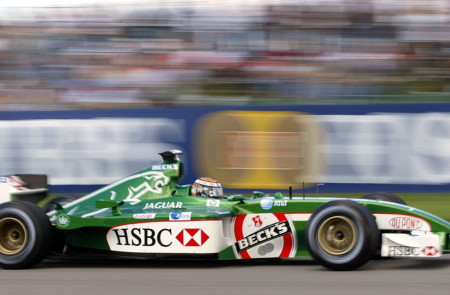El piloto británico Eddie Irvine, del equipo Jaguar, durante un entrenamiento en el 2002 en Indianapolis.