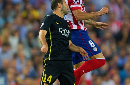 El jugador del Barcelona, Mascherano,  y Raúl García, durante los cuartos de final de la Liga de Campeones del 2014.