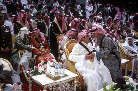 Un joven principe presenta sus respetos a Abdullah bin Abdulaziz Al Saud  durante la reunión anual de la familia real en Riad, en 2003.