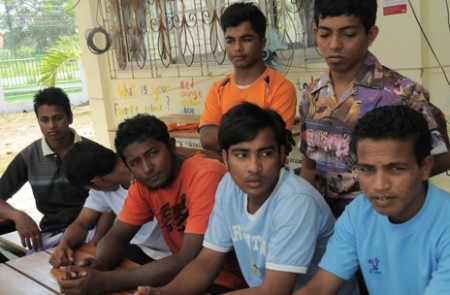 Jóvenes rescatados de campos de traficantes, en un refugio de Phag Nga.