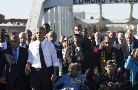 Barack Obama canta acompañado de los manifestantes de la marcha de Selma que cruzaron el puente Edmund Pettus hace 50 años.